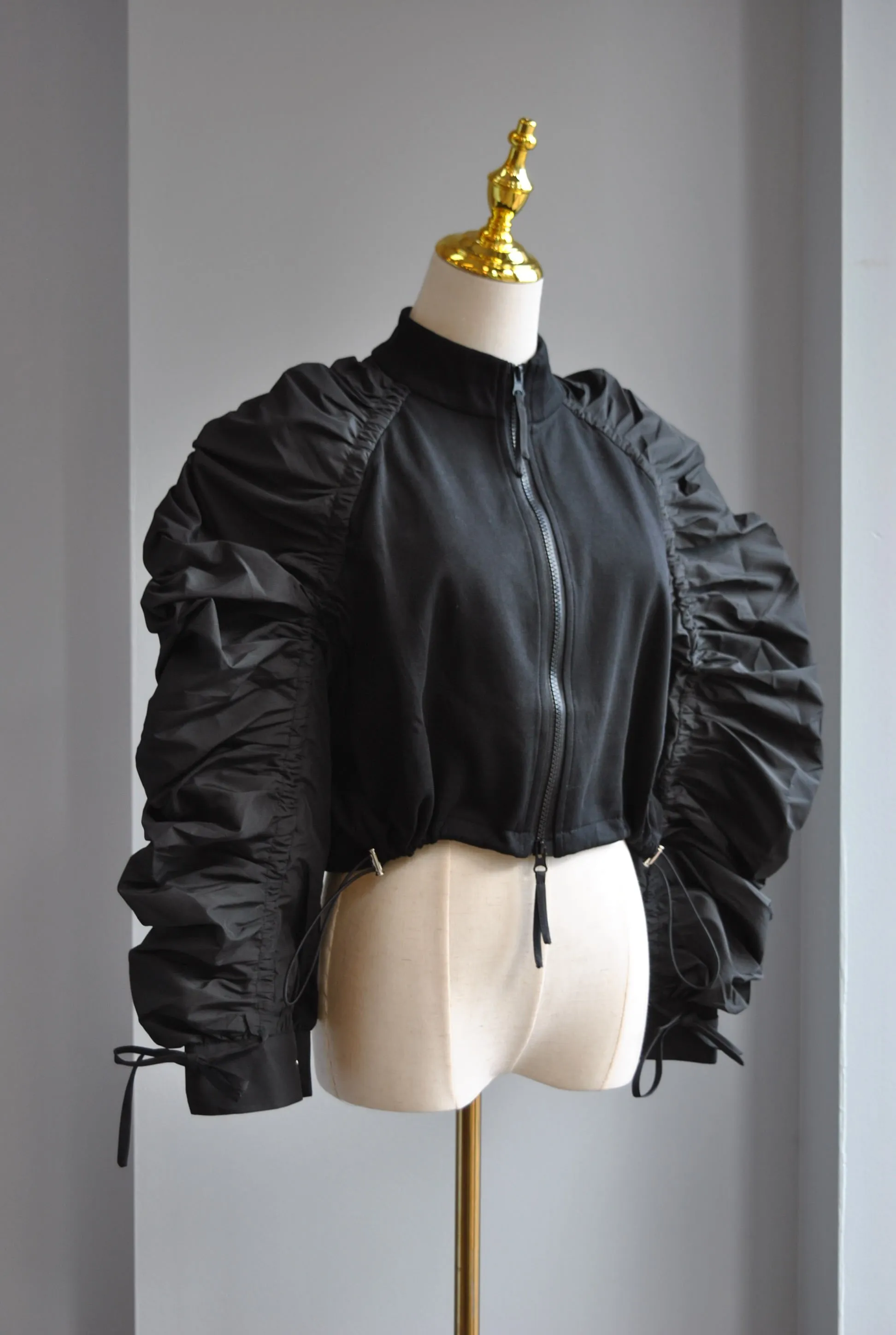 BLACK CROPPED JACKET WITH THE STATEMENT SLEEVES