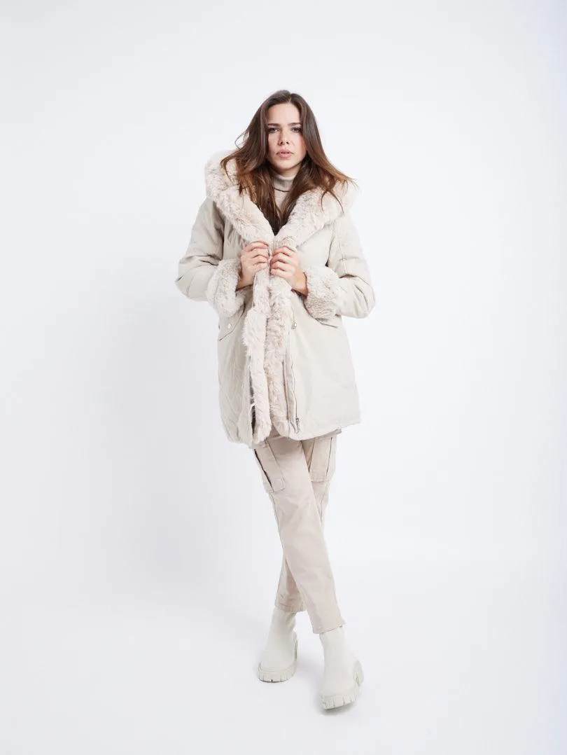 Manteau à capuche finition fourrure