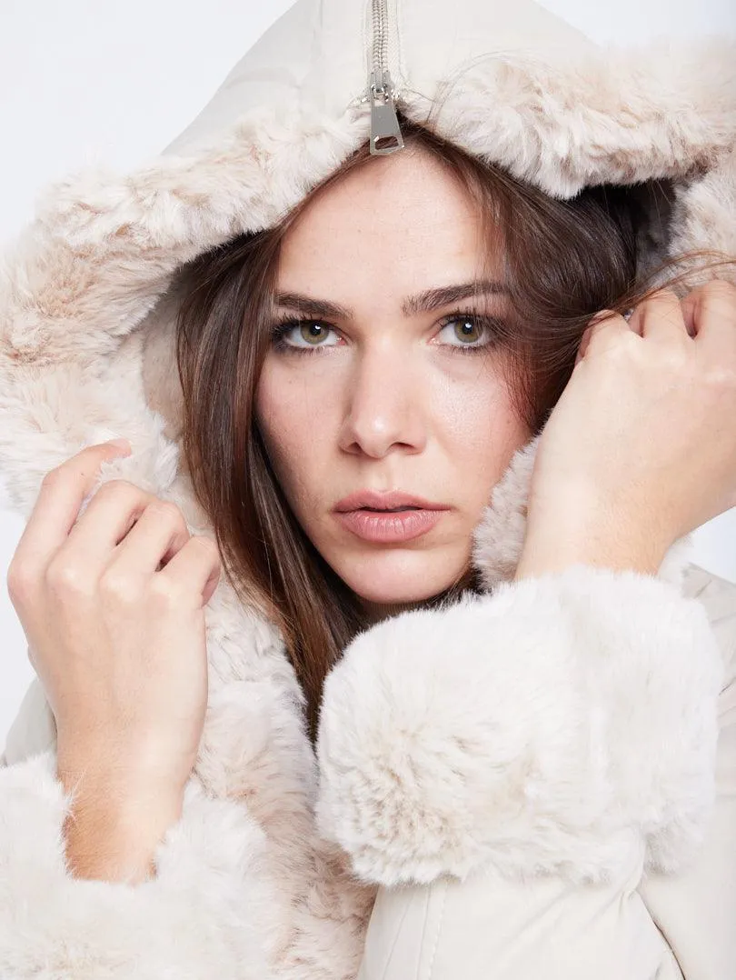 Manteau à capuche finition fourrure