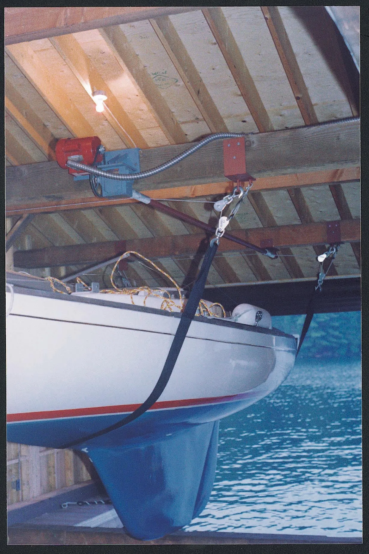 Wet Slip Boat Lifts AS2500