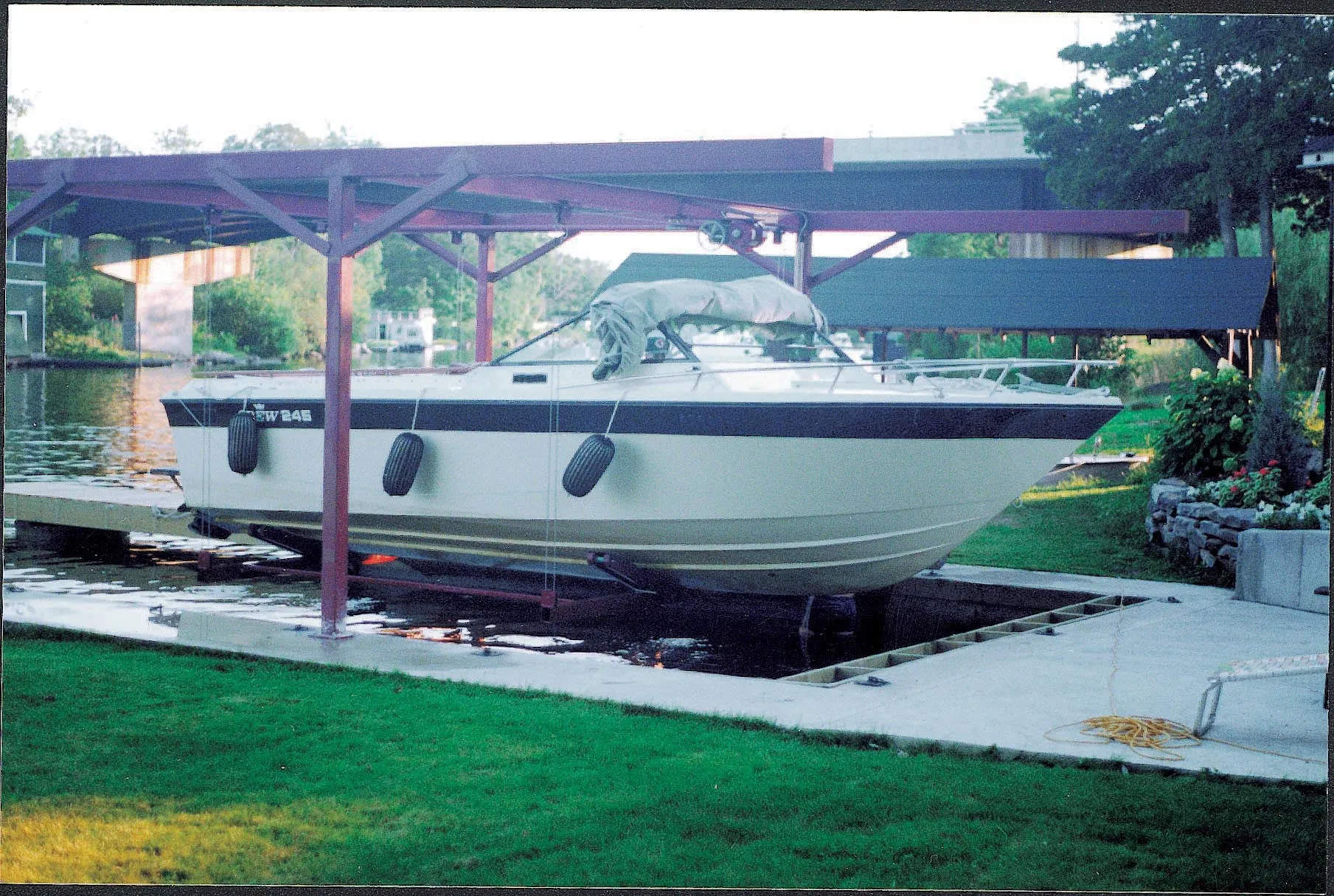 Wet Slip Boat Lifts AS2500